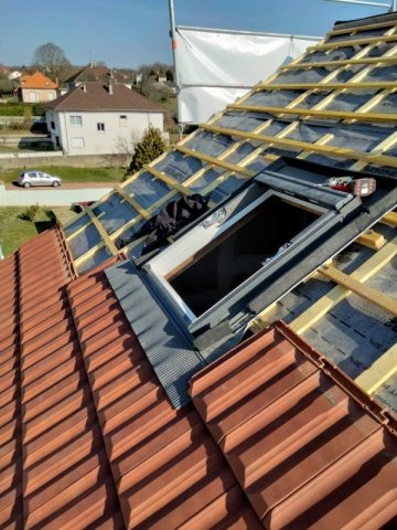 Pose et installation de fenêtre de toit type Velux et puit de lumière à Moulins